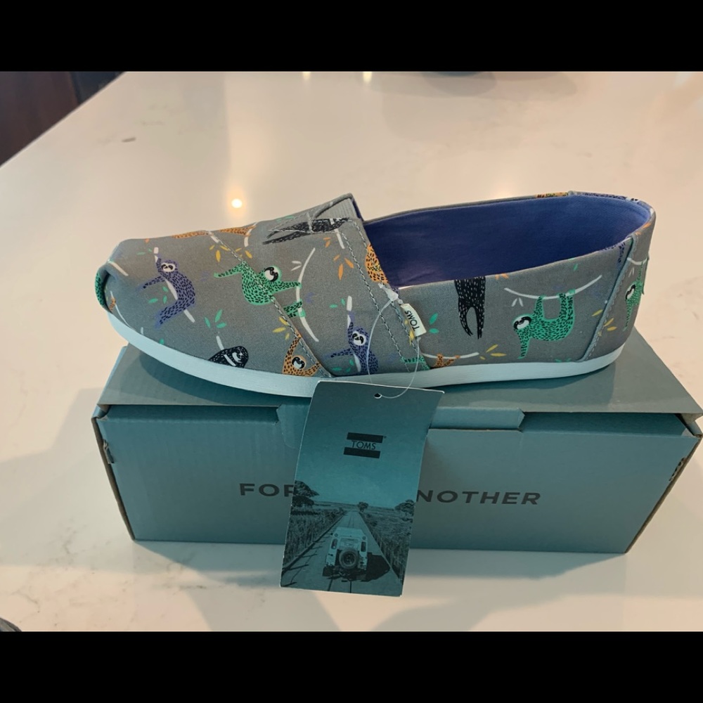 Sloth Print Toms sz 8